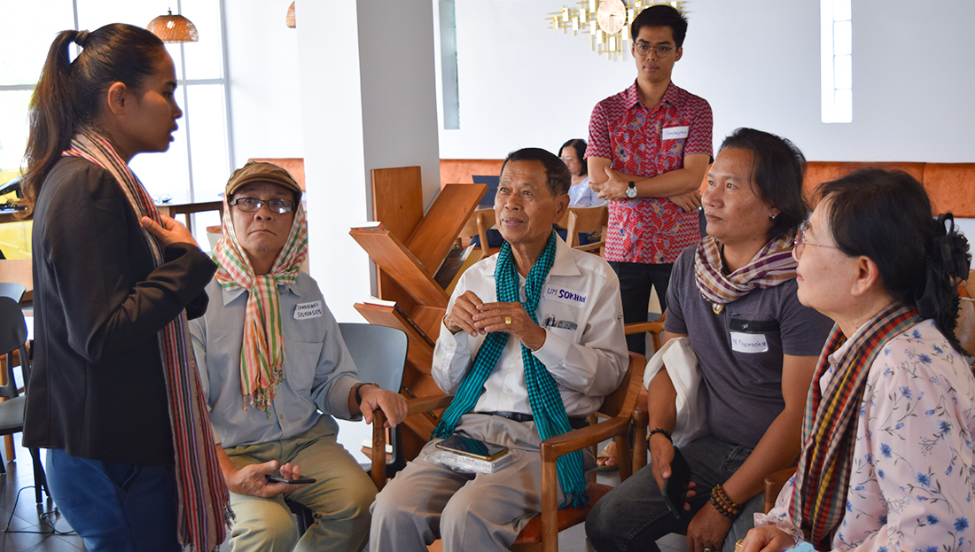 カンボジア、ラオス、タイのメンバーがそれぞれの言葉で作品を紹介しあった。
