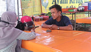 Picture 2: Interviews with chicken seller Mr Hasanudin, he does not have knowledge about renewable energy and solar panels. 