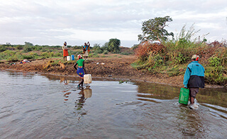 水道が故障し7キロ離れた川で水をくむ女性達