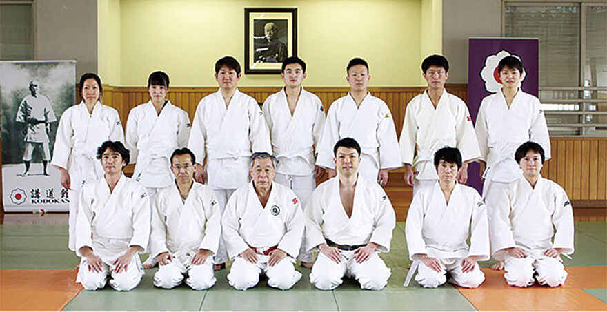 柔道の総本山・講道館での研究合宿型授業（筆者は前列右から3人目）