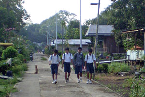早朝、登校する村の学生たち