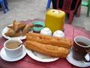 ミャンマーの路上カフェ。コーヒーを頼むと軽食とお茶も出てきます（食べた分支払う）