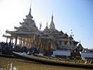 インレー湖上の水上寺院