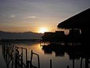 インレー湖に沈む夕日。湖上に立つリゾートホテル。雇用と汚染と……
