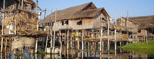 ミャンマー、ナンパン村インレー湖上の住居