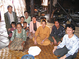 ナンパン村の人たちと。左手前がドー・ウィン・チーさん（後列左が筆者）