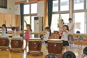 「こまち太鼓」を実践する西田保育所