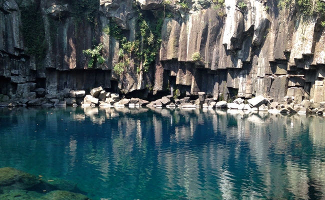 天帝淵瀑布。済州島独特の地形「柱状節理」を見ることができます