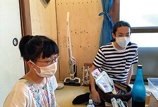 田辺裕子さん（左）と倉田慧一さんへのインタビュー風景。写真右手前にあるお手製の梅ジュースをご馳走になりました！