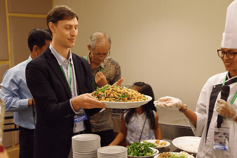 2017年、クアラルンプールで開催されたFood & Society International Conferenceでシェフのチャンダビー・サイさんと野生食用植物を使った米麺を提供するフォイヤーさん。