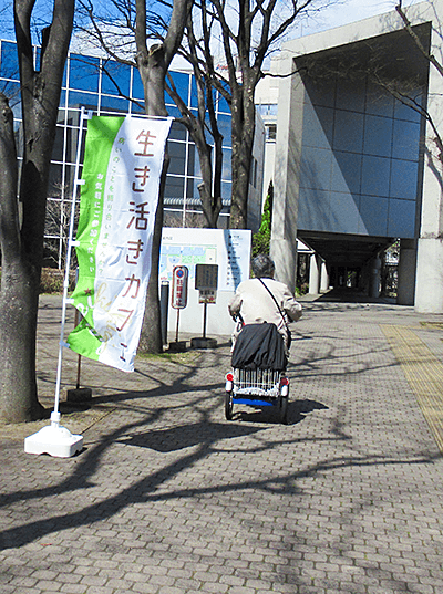 ご近所の方が、「生き活きカフェ」の幟旗を目印に自転車を漕ぎご参加くださった様子です。