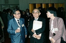 1984年度贈呈式にて。左から林雄二郎専務理事、天城勲理事、岩本一恵プログラム・オフィサー