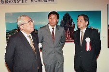 20周年記念事業「海のシルクロード――チャンパ王国の遺跡と文化展」（1995年）東京会場にて豊田英二会長(左)、黒川千万喜常務理事（中央）