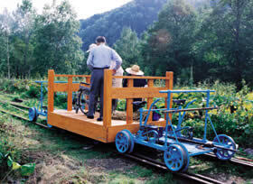 Survey Leading to the Restoration of the now-defunct Japan National Railways’ Shihoro Line [D02-K-256] Plans for a barrier-free handcar-driving experience against the backdrop of abundant nature of Daisetsuzan National Park in central Hokkaido.
