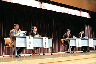 A panel discussion at Toyota NPO College “Kaiketsu (problem solving)” kickoff symposium was held in March 2016. Panelists from left to right: Setsu Mori (President and Editor-in-Chief of Alterna Co., Ltd.), 
